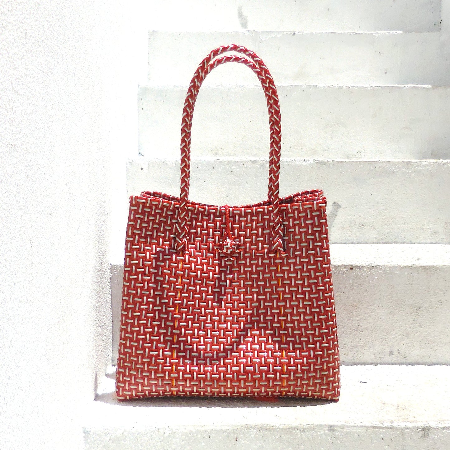 toko recycled woven tote bag, in red & white - jetwell.shop